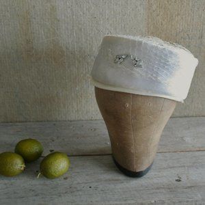 Vintage 1950s White Pillbox Hat with Veil